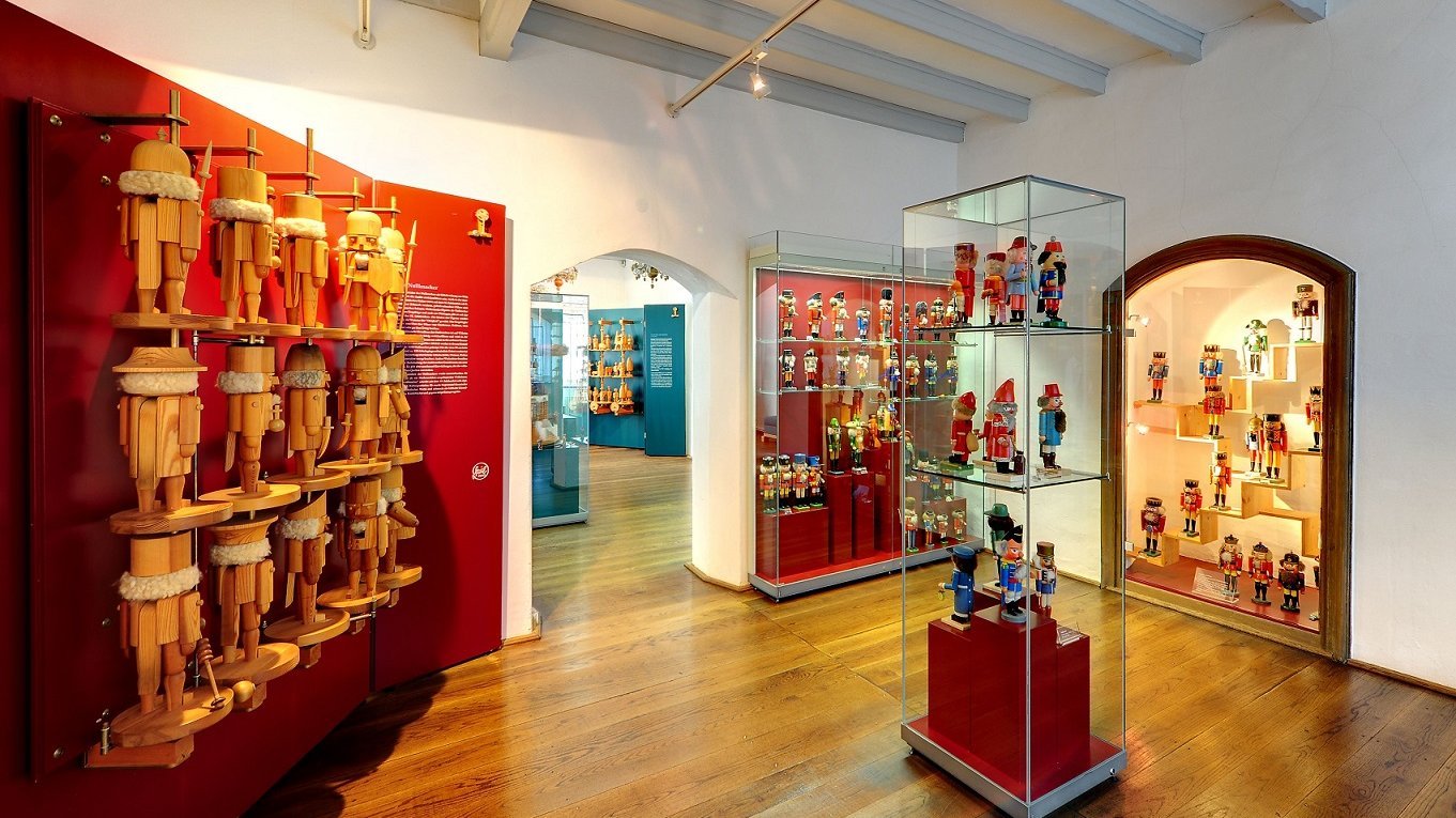 Nussknackerwand im Weihnachts- und Spielzeugmuseum Familienburg Scharfenstein