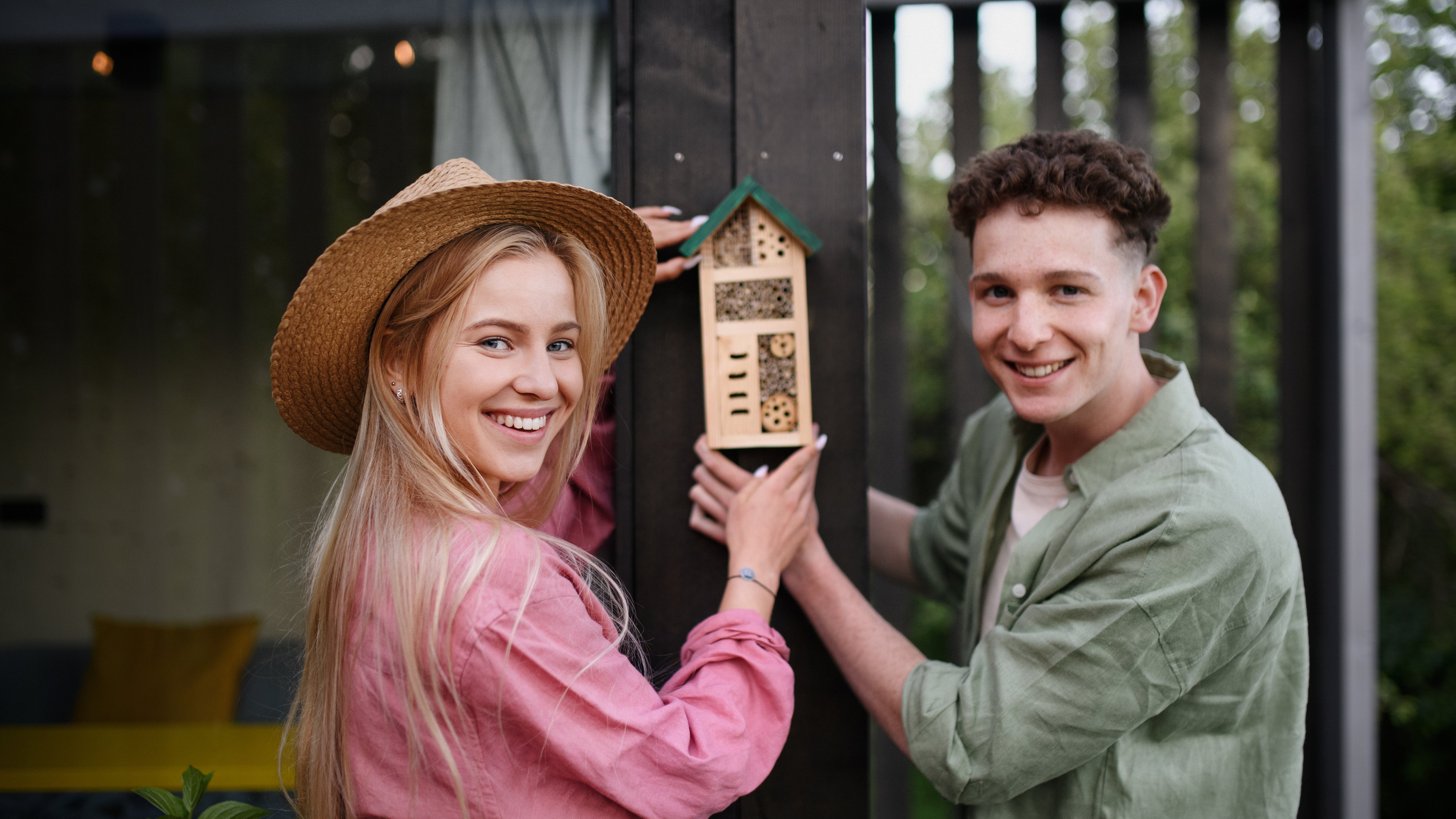 Jugendliche halten Insektenhotel hoch, Nachhaltigkeit in Lichtenwalde