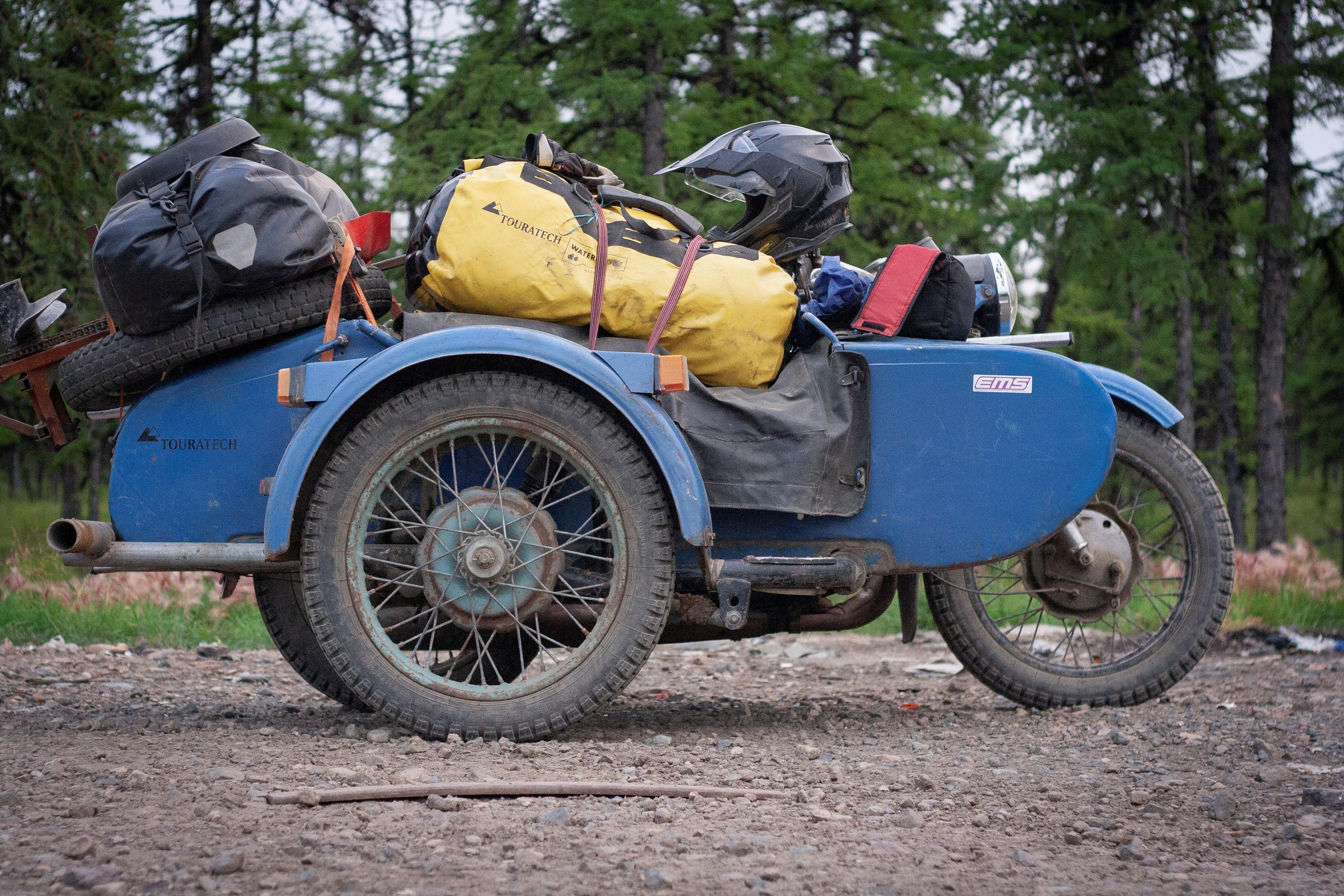 Motorrad mit Gepäck zur Sonderausstellung Auf dem Landweg nach New York auf Schloss Augustusburg